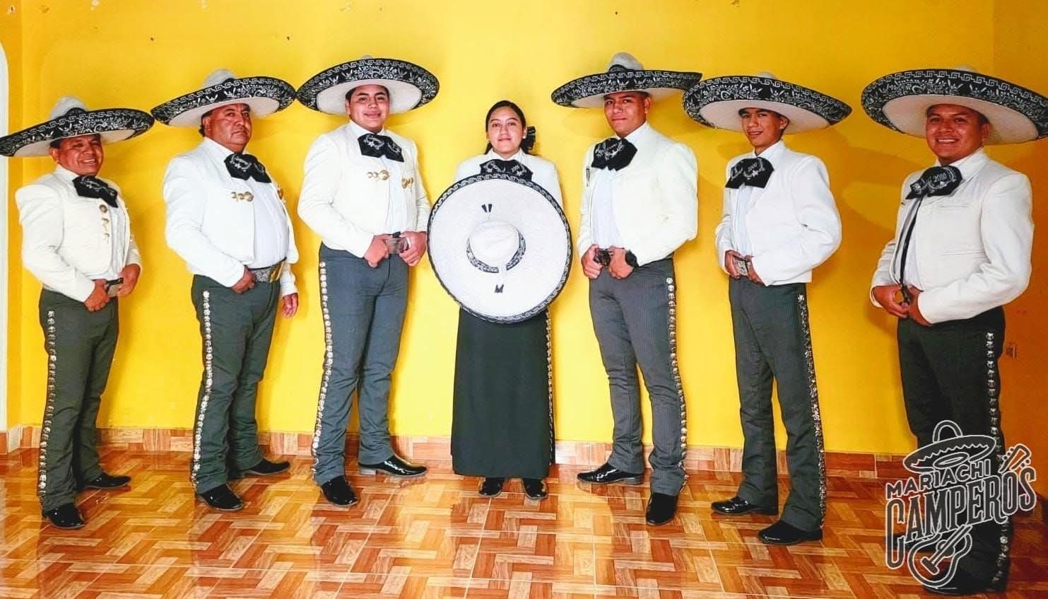 Integrantes del Mariachi Camperos 2000